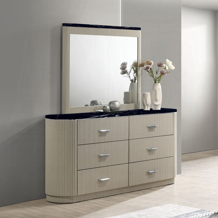 Travonte Mirror