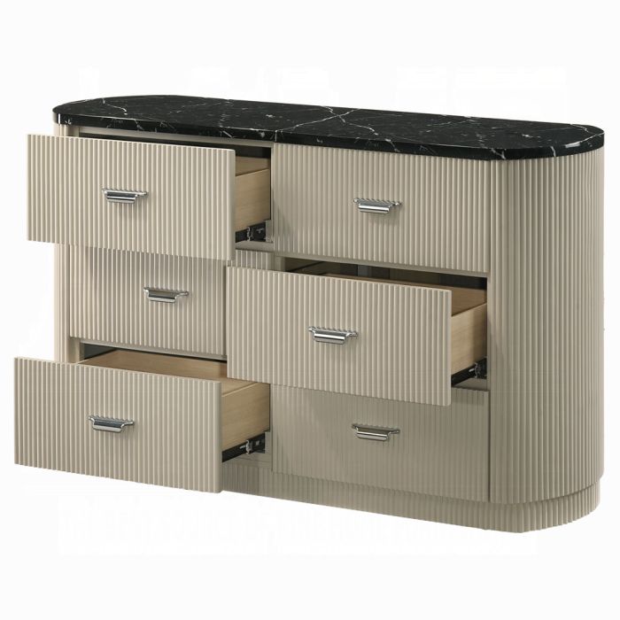 Travonte Dresser