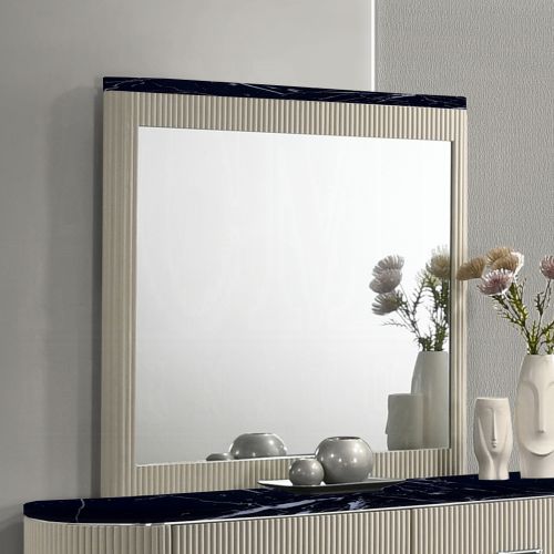 Travonte Mirror